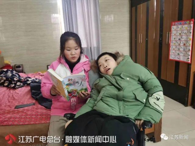 泪目!13岁脑瘫少年靠用舌头“舔屏”,赢来满墙奖状