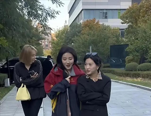 三只羊女主播停播后集体现身,素颜的她们暴露真面目,实在辣眼!