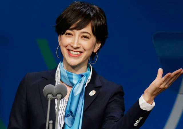 42岁日本第一美女主播，怀5月身孕嫁前首相之子，被绿还得秀恩爱