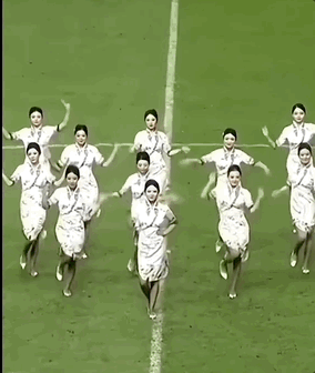 底线何在?中甲赛场惊现空姐制服热舞,职业联赛变味成何体统?