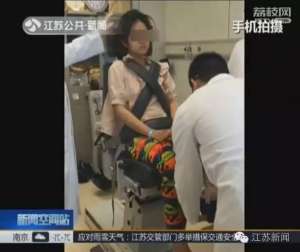 韩国女主播阿英整容(姑娘花1600元在家门口美容院打了瘦脸针，结果中毒坐上了轮椅……)