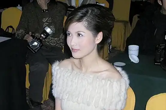 美女主持私生活混乱?和冯小刚夜宿8小时,陈红老公为其花1000万