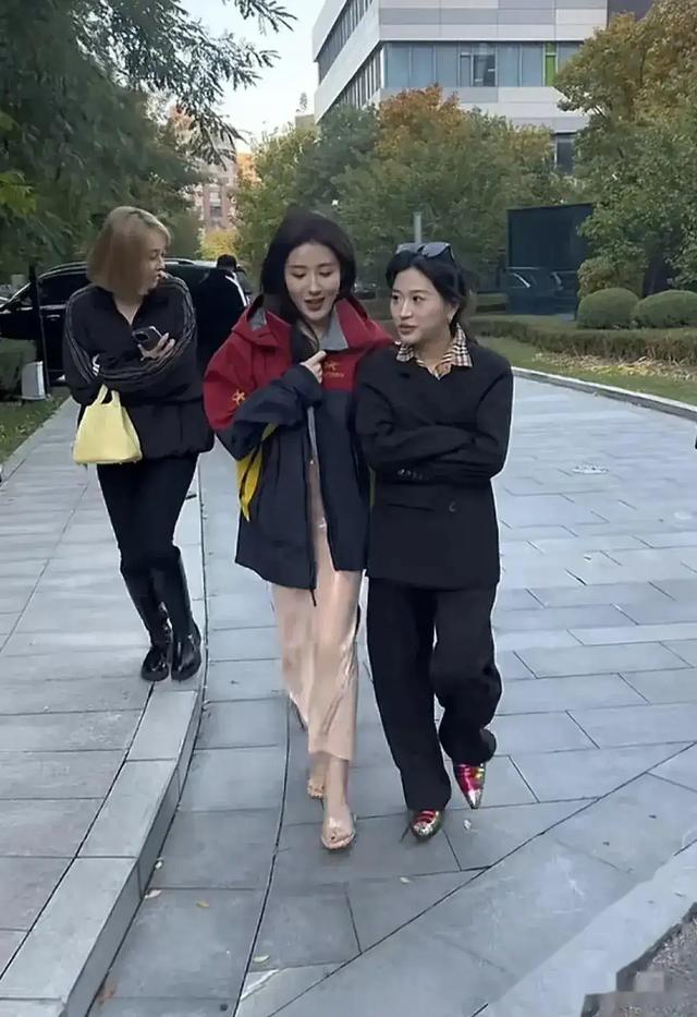 三只羊女主播停播后集体现身，素颜的她们显露真面目，实在辣眼