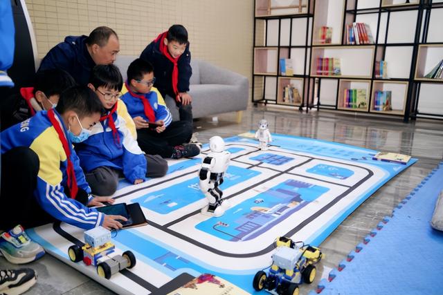 重庆科学城新凤小学第二届“启智杯”学术年会圆满举行