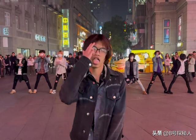 武汉步行街网红跳舞直播,男子拿喇叭跟随捣乱,网友却清一色支持