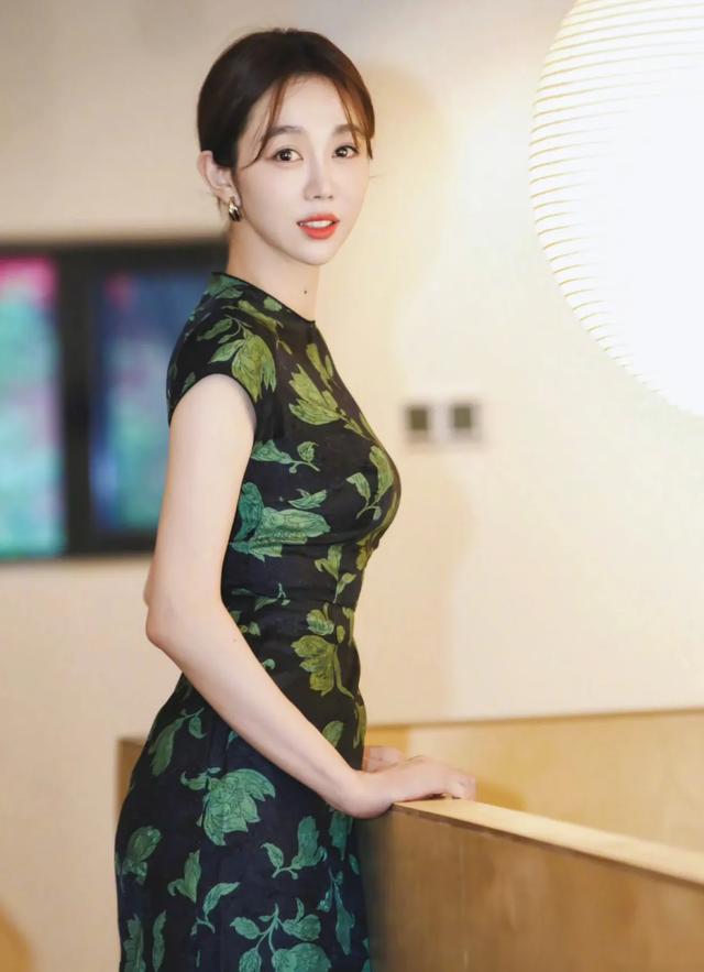 我去！39岁姜妍央视镜头下美得冒泡，难怪百万银行行长娶她当老婆