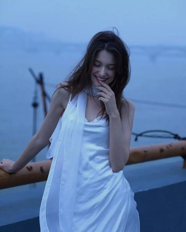 ins惊现“俄罗斯赫本”,靠颜值圈粉100w,网友:禁止整容