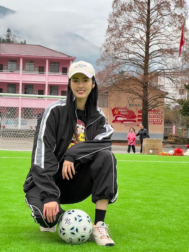 前女足国脚赵丽娜直播时痛哭,怒斥黑粉