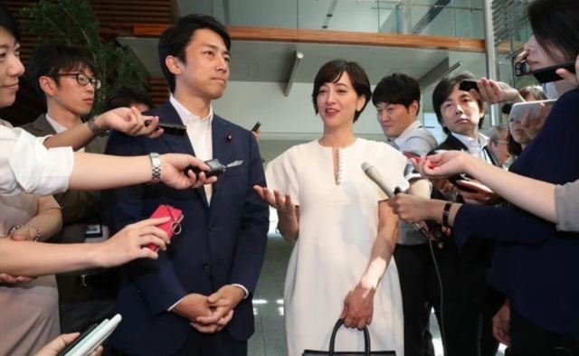 42岁日本第一美女主播，怀5月身孕嫁前首相之子，被绿还得秀恩爱