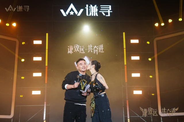 薇娅年会热舞,身材火辣,舞姿迷人,让人尖叫