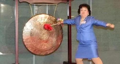 最悲情的柳州女强人!金嗓子江佩珍变“老赖”,连股票也要退市了