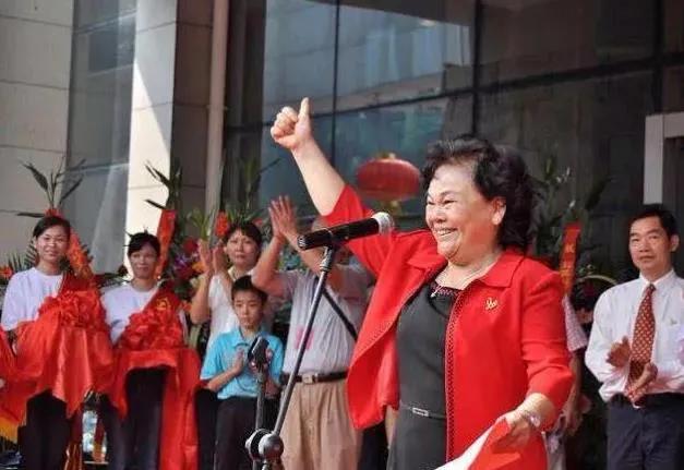 最悲情的柳州女强人!金嗓子江佩珍变“老赖”,连股票也要退市了