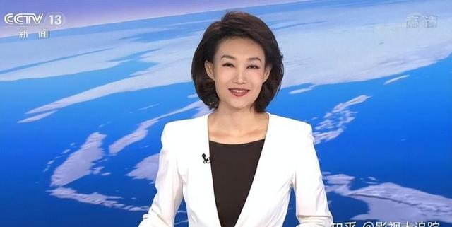 47岁李梓萌惊现沈阳！素颜高挑引爆议论，单身之谜终揭晓？