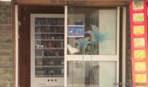 yy美女主播啪啪啪视频(便利店里进了一位特殊的小偷 边盗窃还边直播)