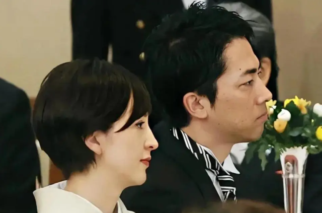 42岁日本第一美女主播，怀5月身孕嫁前首相之子，被绿还得秀恩爱