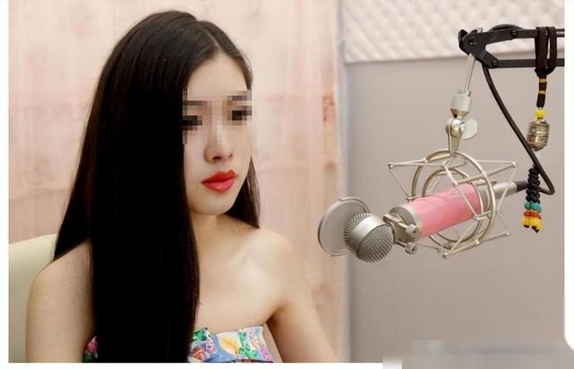 不堪入目!女主播忘关摄像头,换衣全过程被直播!