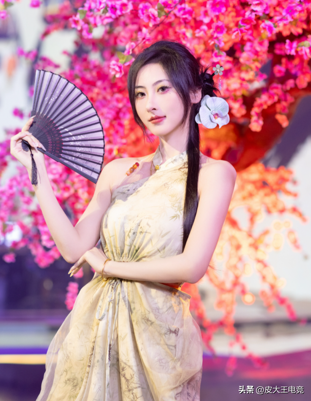 LPL九大美女主持解说近照，骆歆古风造型满分，你最喜欢哪一位？