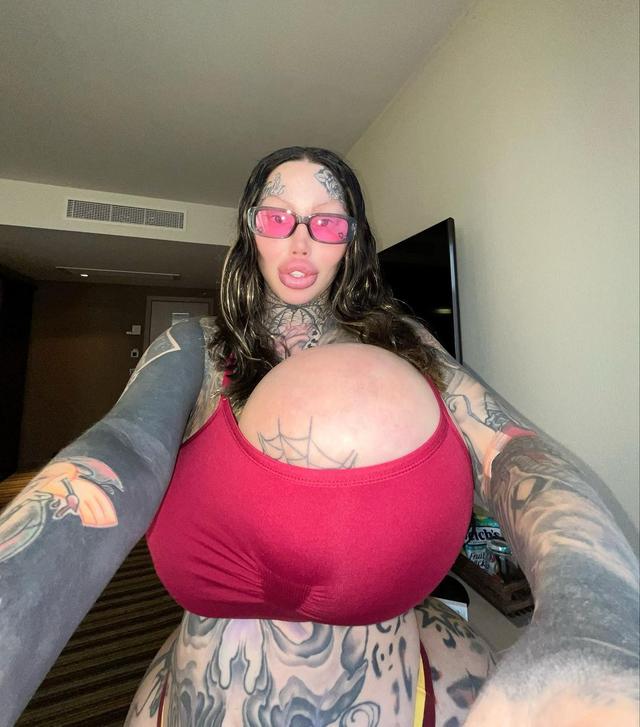 加拿大女网红沉迷整形,结果胸给隆“炸”了,剩单侧巨乳