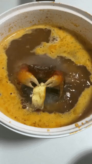 情侣在地铁上兴致激增不背人，一旁阿姨尴尬夹腿：都起鸡皮疙瘩了
