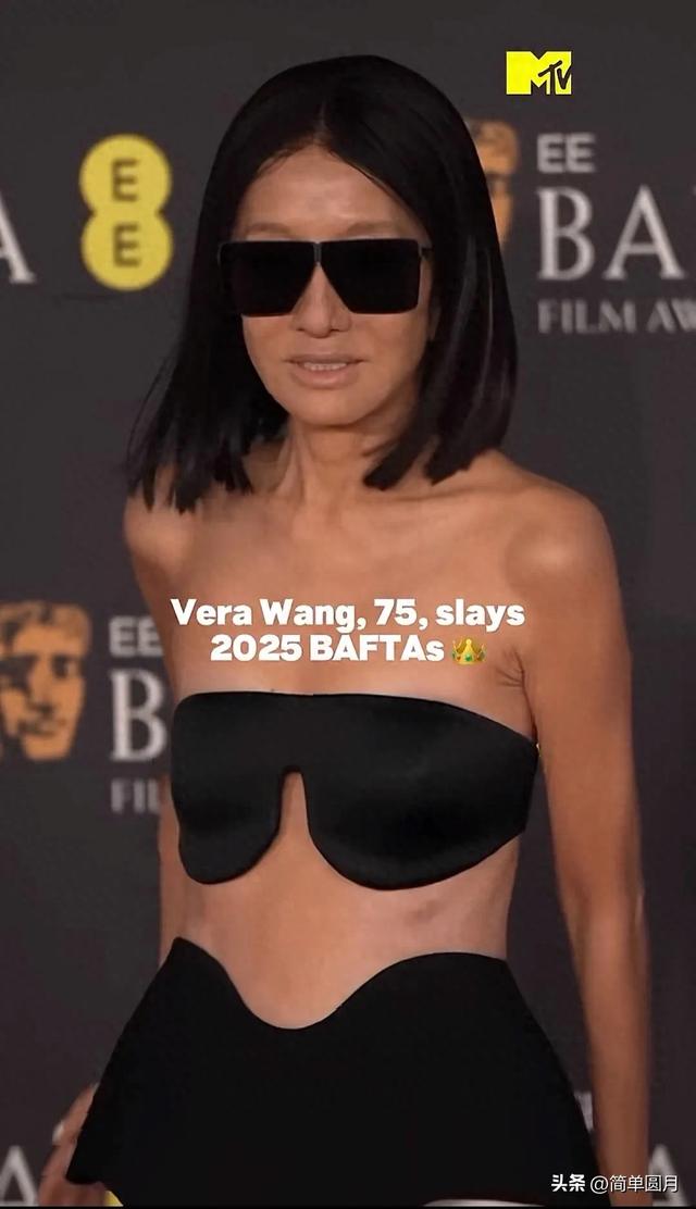 75 岁王薇薇惊艳全场！抹胸裹身裙秀身材，这状态太“嫩”了