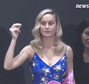 韩式比心不是韩国明星发明的?27年前赵雅芝就会了,连雪姨都比过