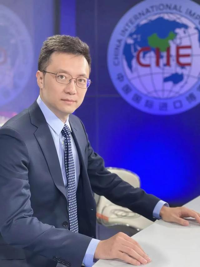上海首位00后新闻女主播杨千,嗓音酷似王菲,全网粉丝数百万