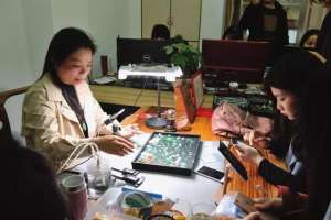 女主播直播小侄子(这个村子家家户户搞直播，42岁女主播一个月赚了一套房)