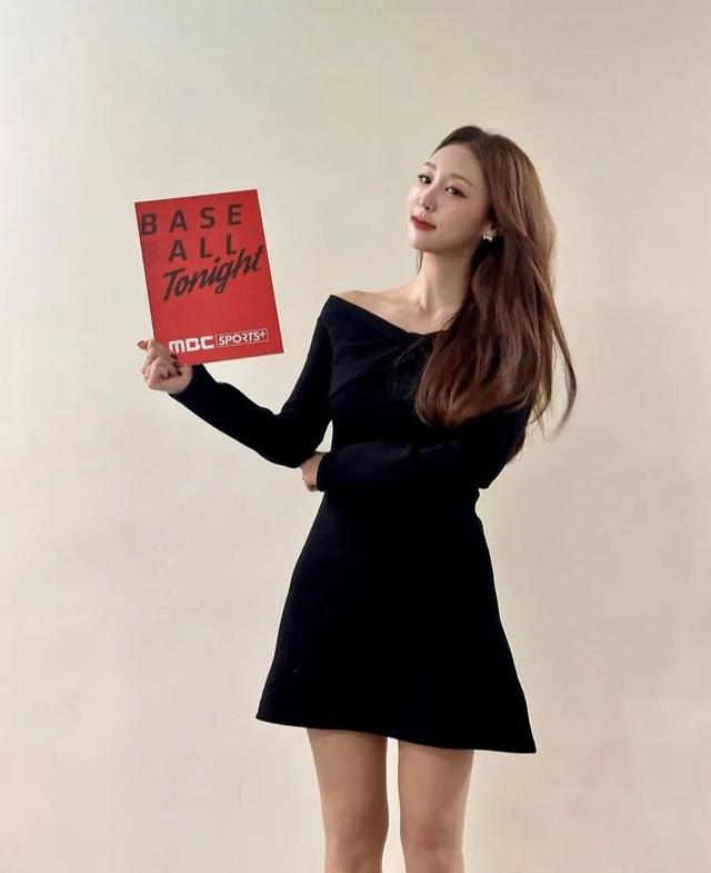极品美女主持人!黑丝大长腿,太无敌了