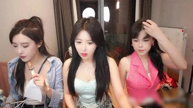 呆妹穿深V直播，开播仅40s就因走光被封，怒怼超管你要把我也逼走