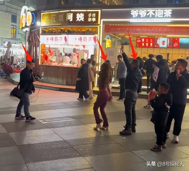武汉步行街网红跳舞直播,男子拿喇叭跟随捣乱,网友却清一色支持