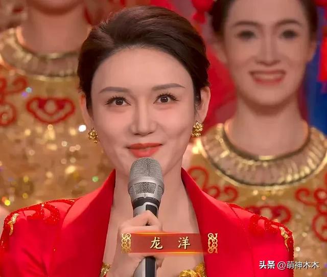 蛇年春晚主持人妆容太抢镜!龙洋假睫毛贴歪了,撒贝宁眉毛化飞了