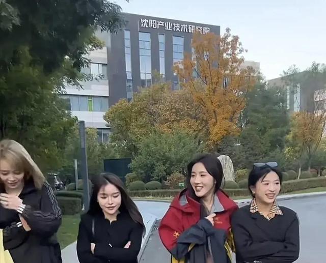 三只羊女主播停播后集体现身,素颜的她们暴露真面目,实在辣眼!