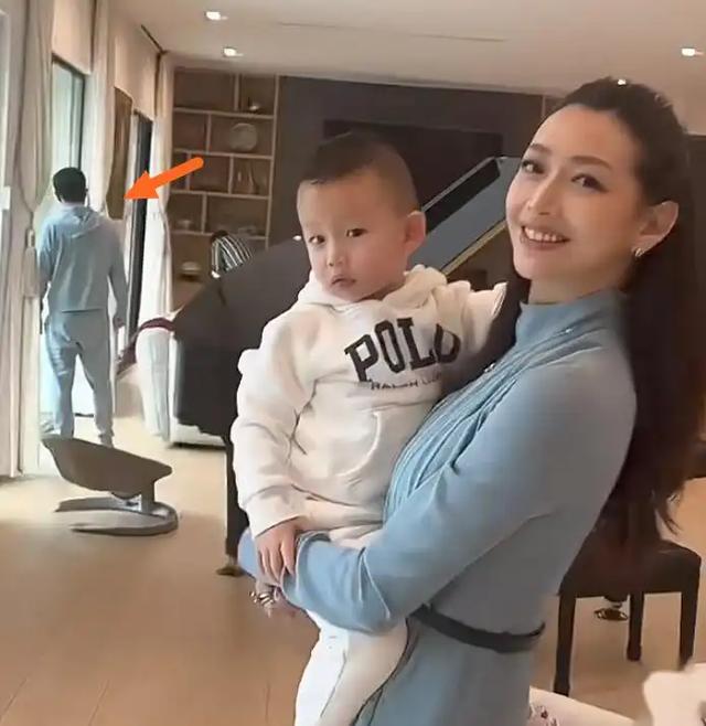 主持人温雅晒三胎满月照，美国豪宅曝光，5岁女儿也在正脸好漂亮