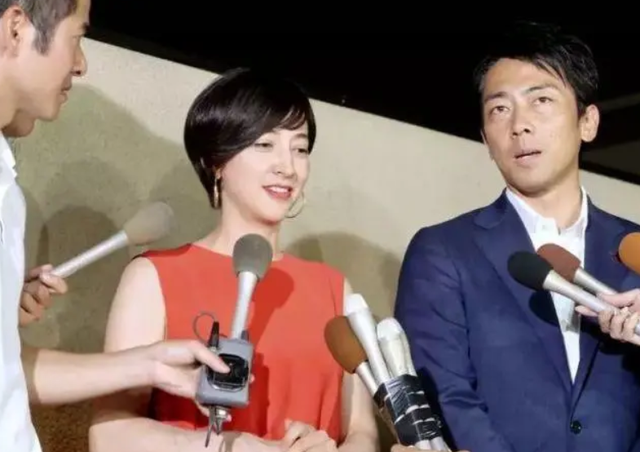 42岁日本第一美女主播，怀5月身孕嫁前首相之子，被绿还得秀恩爱