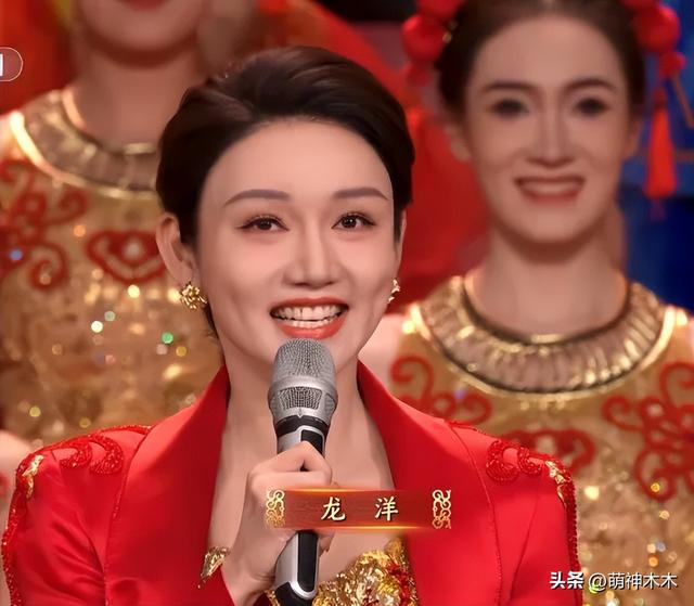 蛇年春晚主持人妆容太抢镜!龙洋假睫毛贴歪了,撒贝宁眉毛化飞了