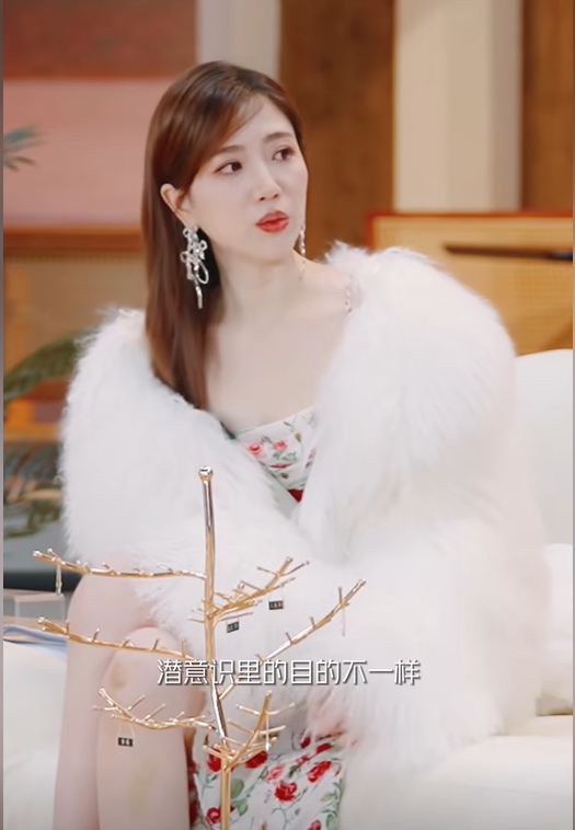 江苏卫视这个女主持人真漂亮,长腿玉足,外貌气质被赞似倪萍