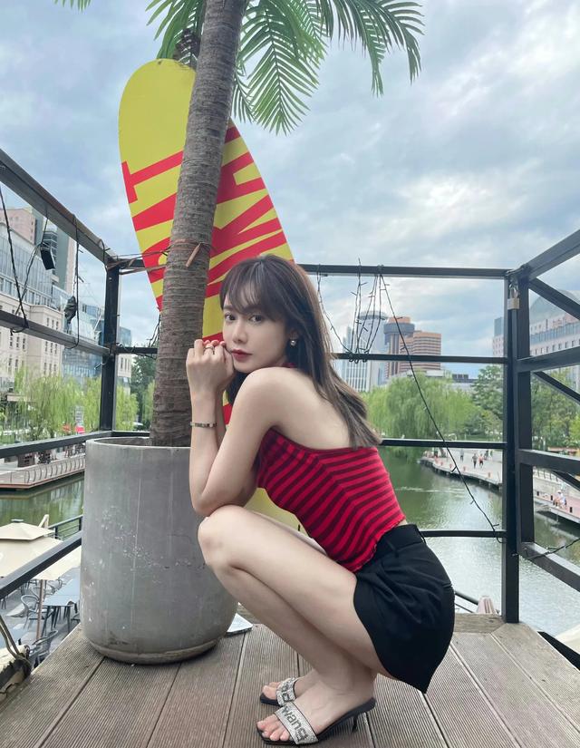 腾讯体育主持人美娜小狗蹲合集这个动作很考验腿长