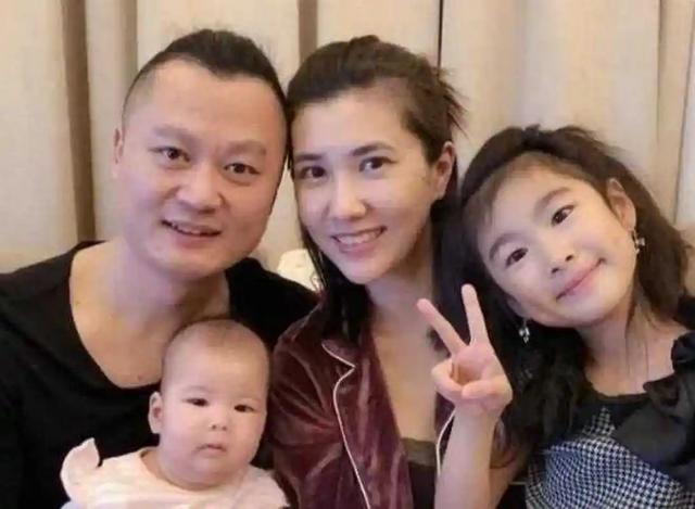当年她败坏了印小天的名声,借此走红嫁给导演,如今怎么样了