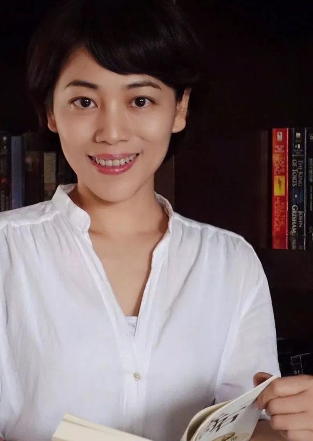 央视主持劳春燕:曾被传去世,与丈夫分居多年,年近半百仍似少女