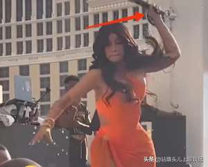 女主播不穿内裤(太狂了美国女星“卡姐”表演不穿内裤，与粉丝秀卫生棉条曝光)