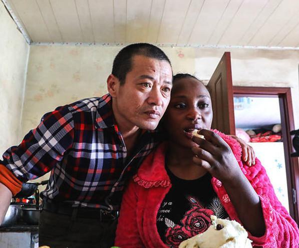 非洲姑娘嫁东北大叔,当上网红直播出轨,今带混血儿子回非洲生活