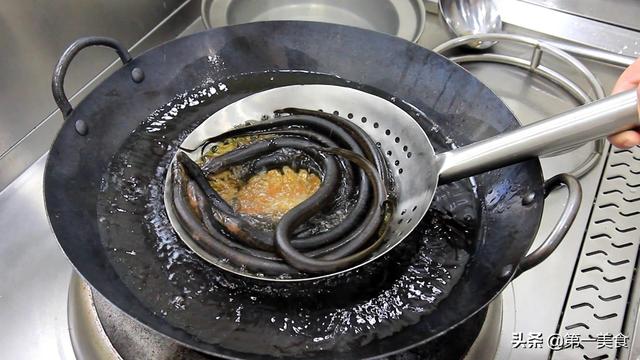 鳝鱼怎么做好吃又营养?厨师长教你2招,麻辣爽口,吃完还想吃