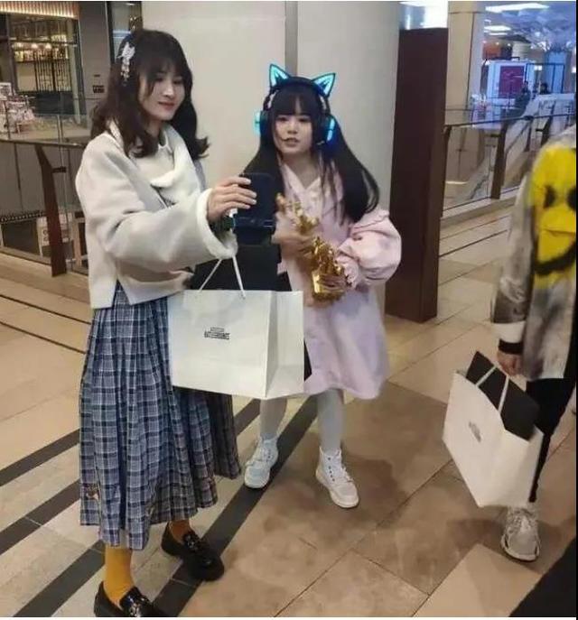 女主播靠呆萌外表人气飙升,路人照曝光后网友心碎表示:什么玩意