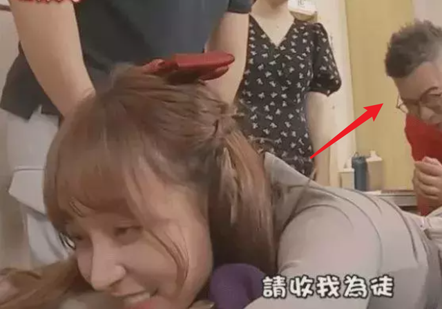 台湾女星上节目体验正骨,穿紧身衣多次走光,内衣被解仍配合演出