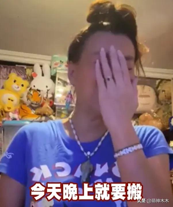 过气网红落魄现状!法拉利姐被母亲半夜赶出家,直播痛哭欠债百万