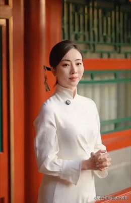 国内大胸女主播有哪些(真带劲离开央视的主持人李思思，丰满了，变成胸大腰细的美娇娘)