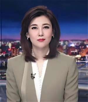 央视女主播玩手机(央视美女主持人李红：14岁辍学，18岁差点嫁人，今44岁风采依旧)