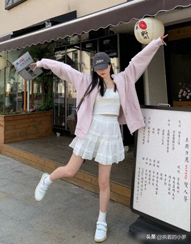 今年穿卫衣怎么搭才好看?学下面潮人搭这3种半裙,洋气又减龄