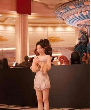 网红大胸美女主播(笑抽了冯提莫成都秀胸，网友惊呼：审美大冲击)