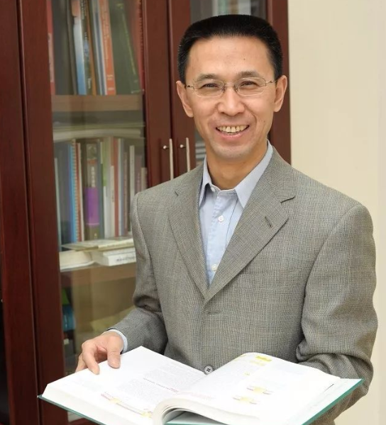 央视美女主播海霞,为练普通话嘴含石子,嫁给科学家幸福美满